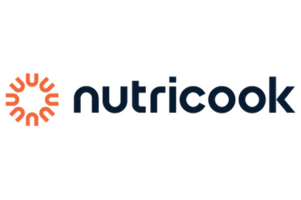 تصویر نمای نزدیک سرخ‌کن بدون روغن نوتریکوک (Nutricook) با صفحه نمایش لمسی دیجیتال و بدنه مشکی مات.»